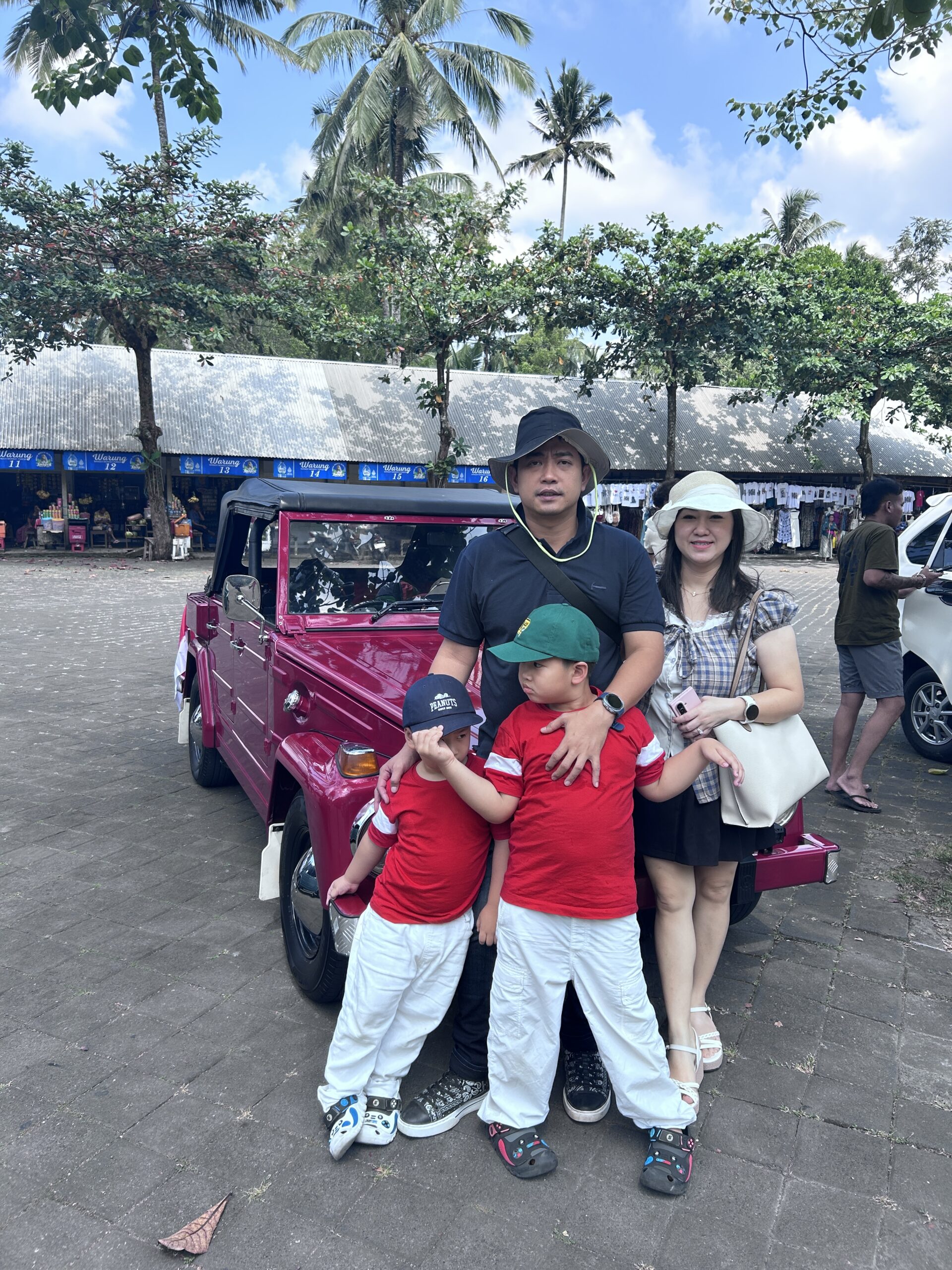 ali Amigo Tours with customers enjoying a private Bali tour