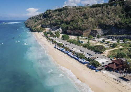 Melasti Beach Bali with white sand, turquoise water and dramatic limestone cliffs