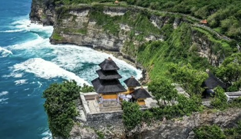Uluwatu Temple on Bali’s dramatic cliff overlooking the ocean