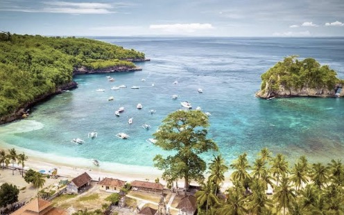 Crystal Bay Nusa Penida with crystal-clear turquoise water and tropical coastline