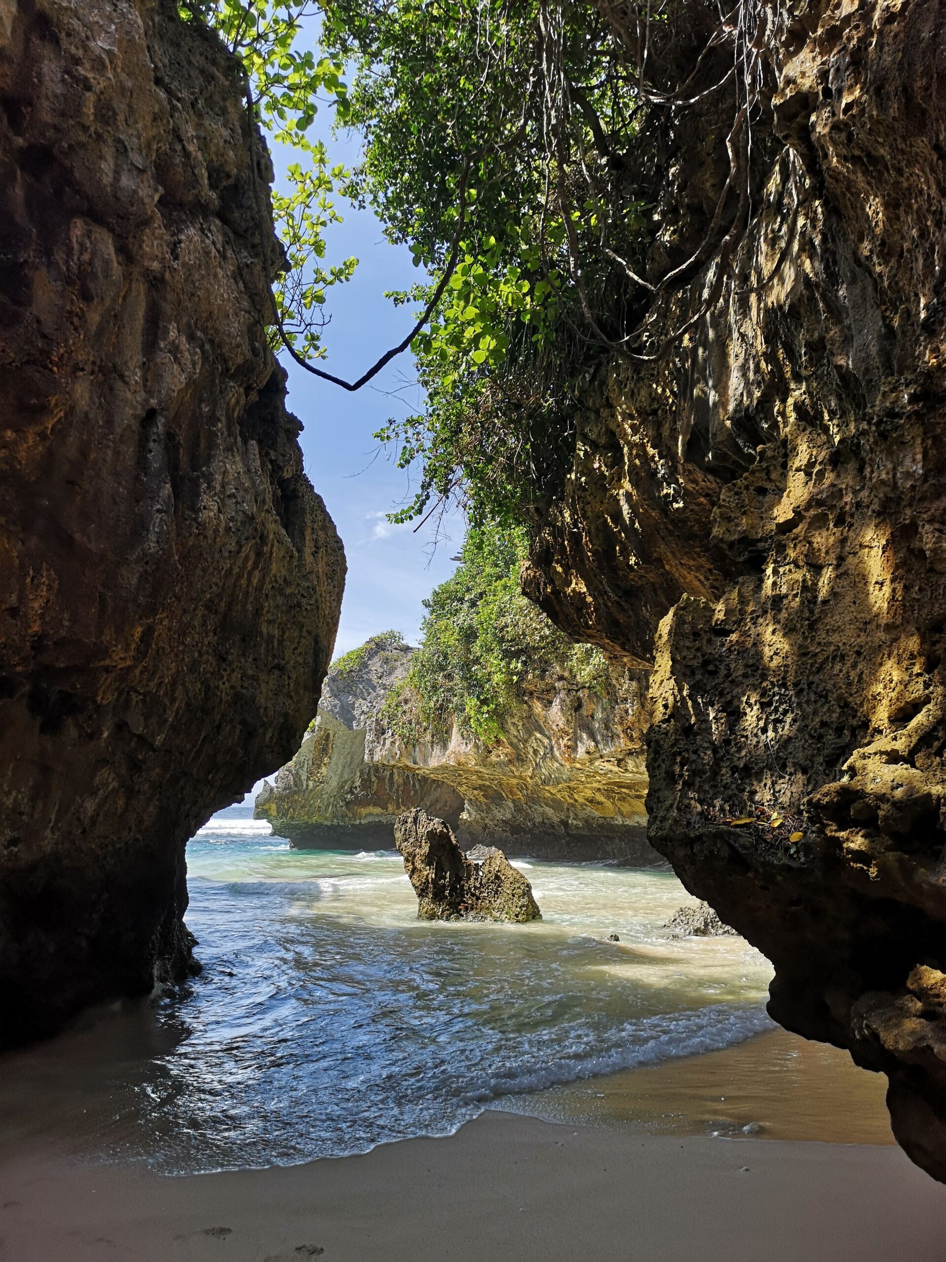 Suluban Beach Uluwatu Bali – highlight of Uluwatu Tour
