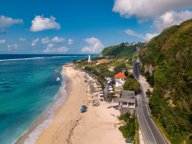 the stunning white sand and turquoise water of melasti beach an bali uluwatu tour